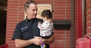 Une mère sonne à la porte d'une caserne de pompiers 15 heures après avoir accouché et indique «Je dois vous donner mon bébé». Une mère sonne à la porte d'une caserne de pompiers 15 heures après avoir accouché et indique «Je dois vous donner mon bébé».
