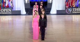 Siete parejas de adolescentes brillan en la pista de baile y se llevan el primer lugar Siete parejas de adolescentes brillan en la pista de baile y se llevan el primer lugar