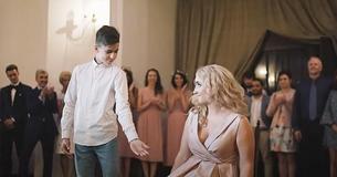 Il fratellino della sposa allunga la mano per chiederle un ballo e ruba la scena Il fratellino della sposa allunga la mano per chiederle un ballo e ruba la scena