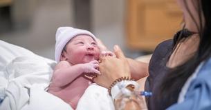 Vrouw laat haar man hun baby niet zien nadat hij geboorte had gemist omdat hij vreemdging met zijn ex Vrouw laat haar man hun baby niet zien nadat hij geboorte had gemist omdat hij vreemdging met zijn ex