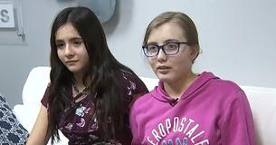 Een leerlingen uit de brugklas wordt gepest vanwege haar ouderwetse kleding, ze krijgt een mooi geschenk van een klasgenote Een leerlingen uit de brugklas wordt gepest vanwege haar ouderwetse kleding, ze krijgt een mooi geschenk van een klasgenote