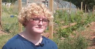 Tiener hoopt een liefdevolle thuis te vinden nadat een 7-jarige adoptie ten einde komt Tiener hoopt een liefdevolle thuis te vinden nadat een 7-jarige adoptie ten einde komt