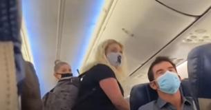 Madre e figlia cacciate da un aereo pieno per aver Madre e figlia cacciate da un aereo pieno per aver