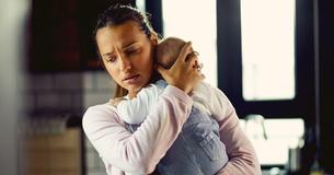Kinderlose Frau ist wütend, nachdem sie Kinderlose Frau ist wütend, nachdem sie