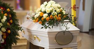 Il nipote si rifiuta di far partecipare al funerale del nonno i figli del suo primo matrimonio Il nipote si rifiuta di far partecipare al funerale del nonno i figli del suo primo matrimonio