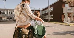 Una mujer se enfada por el comentario de otra madre en la escuela cuando llega directamente del trabajo Una mujer se enfada por el comentario de otra madre en la escuela cuando llega directamente del trabajo