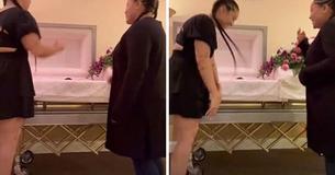 Søstre falder sammen af grin, mens de filmer trendy dans ved mors begravelse lige foran hendes kiste Søstre falder sammen af grin, mens de filmer trendy dans ved mors begravelse lige foran hendes kiste