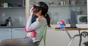 Una neo mamma vieta ai fratelli di stare vicino alla sua bambina perché il suo nome li Una neo mamma vieta ai fratelli di stare vicino alla sua bambina perché il suo nome li
