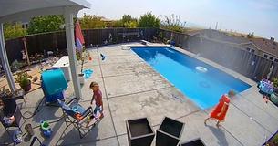 Niño de 2 años casi se ahoga en la piscina, pero sus hermanas lo salvaron Niño de 2 años casi se ahoga en la piscina, pero sus hermanas lo salvaron