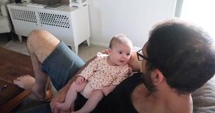 Kleines Mädchen bringt Herzen zum Schmelzen mit ihrem Kleines Mädchen bringt Herzen zum Schmelzen mit ihrem