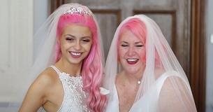 Una pareja de lesbianas con 37 años de diferencia de edad se ha casado oficialmente Una pareja de lesbianas con 37 años de diferencia de edad se ha casado oficialmente