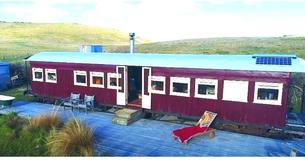 Una mujer restaura un viejo vagón de ferrocarril y lo convierte en una impresionante casa aislada con unas vistas impresionantes Una mujer restaura un viejo vagón de ferrocarril y lo convierte en una impresionante casa aislada con unas vistas impresionantes