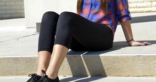 Madre di quattro figli chiede alle giovani donne di smettere di indossare i leggings. Gli studenti protestano ostentandoli Madre di quattro figli chiede alle giovani donne di smettere di indossare i leggings. Gli studenti protestano ostentandoli