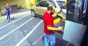 L'autista del furgone per disabili si vendica della donna che ha parcheggiato illegalmente nello spazio per disabili del ristorante L'autista del furgone per disabili si vendica della donna che ha parcheggiato illegalmente nello spazio per disabili del ristorante