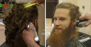 Un séduisant gentleman décide de faire raser sa barbe épaisse et de couper ses longs cheveux bouclés Un séduisant gentleman décide de faire raser sa barbe épaisse et de couper ses longs cheveux bouclés