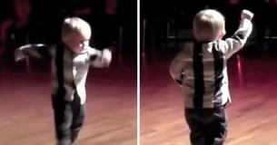 Baby Hears Favorite Song Play, Starts To Dance Jive But His Ending Cracks Audience Up Baby Hears Favorite Song Play, Starts To Dance Jive But His Ending Cracks Audience Up