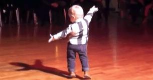 Baby Hears Favorite Song Play, Starts To Dance Jive But His Ending Cracks Audience Up Baby Hears Favorite Song Play, Starts To Dance Jive But His Ending Cracks Audience Up