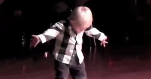 Baby Hears Favorite Song Play, Starts To Dance Jive But His Ending Cracks Audience Up Baby Hears Favorite Song Play, Starts To Dance Jive But His Ending Cracks Audience Up
