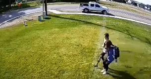 Un homme est critiqué pour sa méthode brutale visant à empêcher les intrus de traverser sa pelouse Un homme est critiqué pour sa méthode brutale visant à empêcher les intrus de traverser sa pelouse