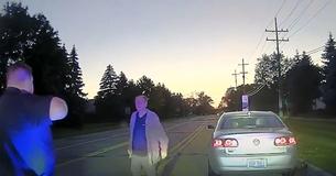 Tout va de travers : La police arrête un homme en excès de vitesse et finit par l'aider à brancher une nouvelle télévision Tout va de travers : La police arrête un homme en excès de vitesse et finit par l'aider à brancher une nouvelle télévision