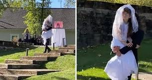 Brudgom bærer brudens handicappede søster ned af kirkegulvet for at få hende til at føle sig speciel Brudgom bærer brudens handicappede søster ned af kirkegulvet for at få hende til at føle sig speciel