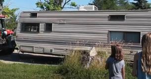 Une petite fille âgée de 11 ans achète une vieille caravane pour 350 € et la transforme en une adorable petite maison Une petite fille âgée de 11 ans achète une vieille caravane pour 350 € et la transforme en une adorable petite maison