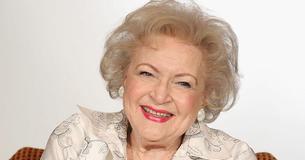 Betty Whites 100. Geburtstag veranlasst Fans, sie um jeden Preis beschützen zu wollen Betty Whites 100. Geburtstag veranlasst Fans, sie um jeden Preis beschützen zu wollen