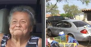 Una anciana vive en su auto en el patio de su casa hasta que los vecinos se enteran de sus problemas Una anciana vive en su auto en el patio de su casa hasta que los vecinos se enteran de sus problemas