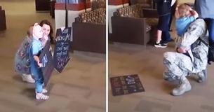 Une petite fille de 2 ans se rend à l'aéroport avec sa mère et est sur le point de retrouver son père militaire Une petite fille de 2 ans se rend à l'aéroport avec sa mère et est sur le point de retrouver son père militaire