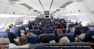 Un homme entend le chuchotement de deux soldats dans un avion et se précipite vers l'hôtesse de l'air aussi vite que possible Un homme entend le chuchotement de deux soldats dans un avion et se précipite vers l'hôtesse de l'air aussi vite que possible