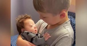 Menino canta para o irmãozinho e diz: 'Não somos todos diferentes' Menino canta para o irmãozinho e diz: 'Não somos todos diferentes'