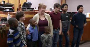 Alleinerziehende Mutter von 2 Kindern, die in Pflegefamilien aufgewachsen ist, adoptiert 6 Jungen auf einmal, damit die Geschwister zusammen bleiben können Alleinerziehende Mutter von 2 Kindern, die in Pflegefamilien aufgewachsen ist, adoptiert 6 Jungen auf einmal, damit die Geschwister zusammen bleiben können