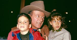 Bien qu'il ait eu 7 enfants, John Wayne a été enterré en privé et sa tombe est restée sans nom pendant 20 ans Bien qu'il ait eu 7 enfants, John Wayne a été enterré en privé et sa tombe est restée sans nom pendant 20 ans