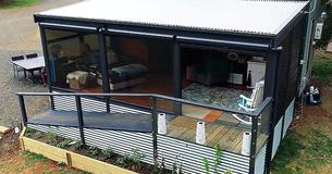 Une femme âgée vit dans une magnifique petite maison accessible aux personnes âgées Une femme âgée vit dans une magnifique petite maison accessible aux personnes âgées