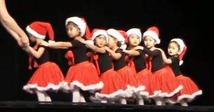 Little Girls Capture Hearts At Christmas Recital When They Forget Their Moves Little Girls Capture Hearts At Christmas Recital When They Forget Their Moves