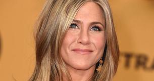 A 52 anni Jennifer Aniston mostra la sua incredibile forma fisica in un reggiseno sportivo A 52 anni Jennifer Aniston mostra la sua incredibile forma fisica in un reggiseno sportivo