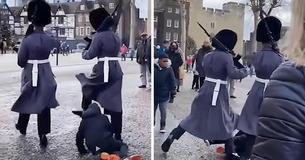 Lid van de koninklijke wacht van de Britse koningin loopt kind omver Lid van de koninklijke wacht van de Britse koningin loopt kind omver