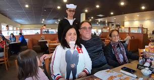 Mãe não sabe que seu filho marinheiro está atrás dela enquanto tira uma foto de família Mãe não sabe que seu filho marinheiro está atrás dela enquanto tira uma foto de família