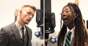 Student-leraar duo brengt krachtige vertolking van 'Lion King' lied Student-leraar duo brengt krachtige vertolking van 'Lion King' lied