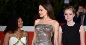 Angelina Jolie over het opvoeden van haar 6 kinderen - zegt dat ze 'normaal' & 'eerlijk' met ze omgaat Angelina Jolie over het opvoeden van haar 6 kinderen - zegt dat ze 'normaal' & 'eerlijk' met ze omgaat