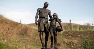 Artist Honors Kobe Bryant And Daughter Gianna With Temporary Statue On Anniversary Of Their Deaths Artist Honors Kobe Bryant And Daughter Gianna With Temporary Statue On Anniversary Of Their Deaths