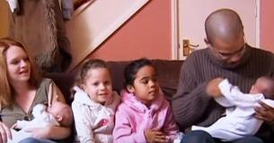 Eine Chance von Eins zu einer Million: Britische Eltern haben zwei Zwillingspaare mit unterschiedlicher Hautfarbe Eine Chance von Eins zu einer Million: Britische Eltern haben zwei Zwillingspaare mit unterschiedlicher Hautfarbe