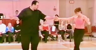 Plateia debocha um gordo diz que pode dançar swing - Em seguida a música começa Plateia debocha um gordo diz que pode dançar swing - Em seguida a música começa