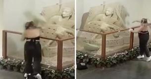 Imagens de segurança capturam adolescente destruindo escultura de areia culturalmente importante Imagens de segurança capturam adolescente destruindo escultura de areia culturalmente importante