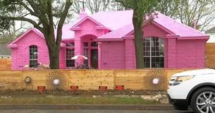 Un homme surprend ses voisins en peignant toute sa maison en rose vif Un homme surprend ses voisins en peignant toute sa maison en rose vif