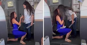 L'assistente di volo e la fidanzata pilota si fidanzano durante un volo, 2 anni dopo essersi conosciute in aereo L'assistente di volo e la fidanzata pilota si fidanzano durante un volo, 2 anni dopo essersi conosciute in aereo