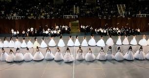Gli studenti di una scuola superiore stupiscono il pubblico con un valzer da favola sulle note di Gli studenti di una scuola superiore stupiscono il pubblico con un valzer da favola sulle note di