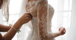 Gorgeous Bride Applauded For Thrifting Her Wedding Dress In A Charity Shop For $42 Gorgeous Bride Applauded For Thrifting Her Wedding Dress In A Charity Shop For $42