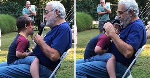 Un grand-père tire sur la corde sensible en chantant une sérénade à son petit-fils trisomique lors d'une fête d'anniversaire Un grand-père tire sur la corde sensible en chantant une sérénade à son petit-fils trisomique lors d'une fête d'anniversaire