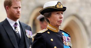 La Princesse Anne en uniforme militaire complet est un clin d'œil à l'héritage de la Reine Elizabeth en tant que « femme dans un monde d'hommes » La Princesse Anne en uniforme militaire complet est un clin d'œil à l'héritage de la Reine Elizabeth en tant que « femme dans un monde d'hommes »